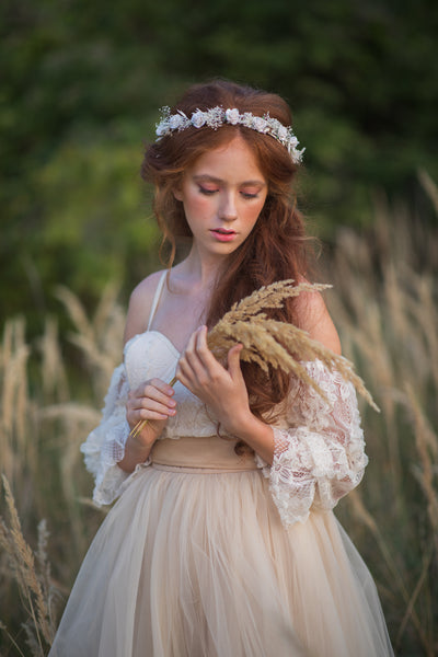 Romantic bridal hair crown Wedding jewellery White roses hair wreath Flower headpiece Customisable Bride to be Magaela Hair flower halo
